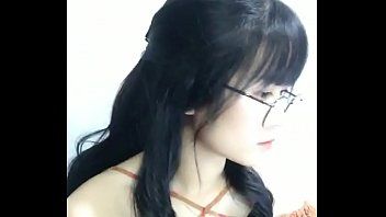 Putar Gadis remaja gadis sekolah cosplay yang bersemangat