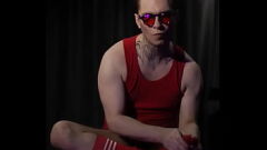 播放 红色选角：扮演恋物癖姿势的英俊独奏男孩