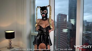 再生 大きな雄鶏を吸っている間からかっているラテックスのお尻の大きな偽のおっぱいビンボ-whornyfilms.com