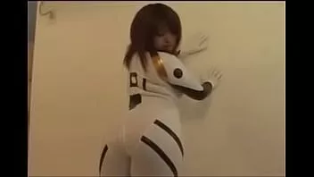 播放 Chiharu nakasaki cosplays rei ayanami 为变态的摄影师和让她润滑的屁股擦