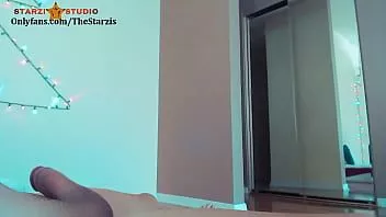 Играть Ей нравится, когда я грубо трахаю ее в рот ...