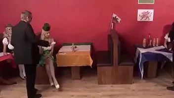 Afspelen Britse vrouw weet hoe ze kousen moet dragen
