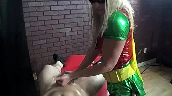 Putar Cory mengejar sebagai robin dan alexis hujan sebagai catwoman