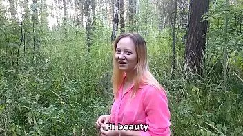 Jouer L'écolière s'était perdue dans la forêt et en une minute un inconnu la sortait de la forêt !