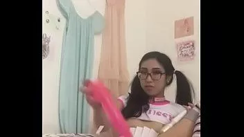 Afspelen Mooie Filipijnse eva yi speelt met haar perfecte poesje terwijl ze gekleed is in een bril en cosplay.