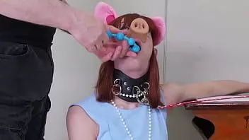 play Gedegradeerde bdsm varkensslaaf eet haar kont