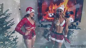 Jouer Le père noël à grosse bite baise deux pawgs sous le sapin pour noël - kelsi monroe et aj applegate -