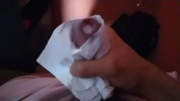 play Eu me masturbo assistindo hentai em 2 telas