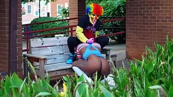 play Chucky „A Whoreful Night” z syreną nudystą i klaunem Gibbym w rolach głównych