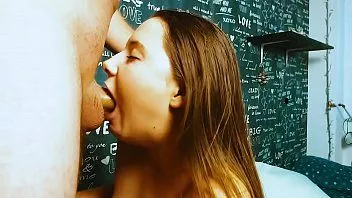 चलाएँ बस उसके बाल पकड़ें और उसे नीचे धकेलें!