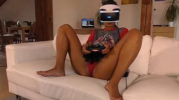 播放 伊莎贝尔的 VR 游戏机中有一款新游戏，但她需要......