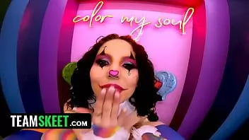 Jouer Concept : clussy (tours de magie de chatte et de bite de clown) feat. Satine Summers et Chad Alva - Laboratoires Teamskeet
