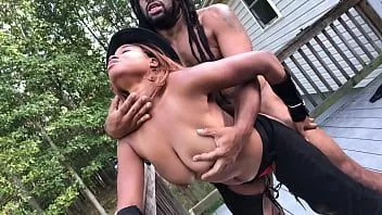 تشغيل نينا ريفيرا يحصل على حفر بواسطة دون من على ال سطح السفينة في ال backyard دون و نينا superhotfilms Halloween Cosplay زي