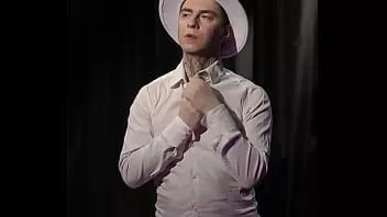 Redare Băiat cosplay la rochie albă joacă un joc fetiș