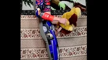 चलाएँ पुरुष कॉसप्ले पोशाक पहने हुए एक तकिया को तब तक कूबड़ देता है जब तक कि वह उसके अंदर स्खलित न हो जाए