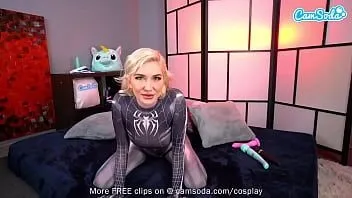 Redare Camsoda - o adolescentă blondă se joacă în cosplay-ul ca o fată păianjen se masturbează pe cameră