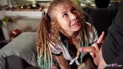 play L'adolescente allemande Julia Juice avec des dreadlocks baisée par son professeur pendant une séance de tutorat