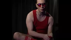 play Casting vermelho: lindo garoto solo em pose de fetiche de cosplay