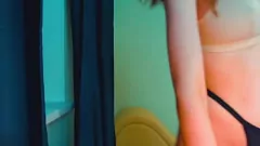 Riproduci Cosplayer troia in lingerie diventa cattiva in live cam