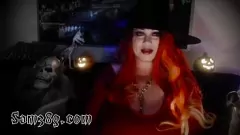 Putar BBW MILF Penyihir Susu Payudara Besar pada Webcam selama Halloween