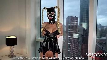 再生 大きな雄鶏を吸っている間からかっているラテックスのお尻の大きな偽のおっぱいビンボ-whornyfilms.com
