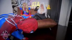 Jouer Spiderman et chat noir en trio lesbien intenses avec godes et jouets