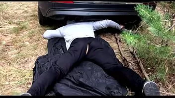 Jouer Un homme masqué baise un mec coincé / horreur russe dans la forêt / Horrorporn