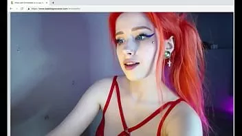 Abspielen Rothaarige Cosplay-Schlampe lutscht bösen Drachendildo trocken
