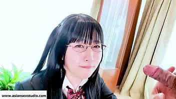 Abspielen Asiatisches Cosplay Mädchen saugt ihren Stiefvater ab