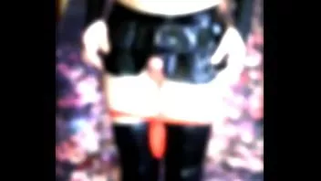 Abspielen [eronekokun] - Masturbation im Latexrock und roten Strings mit Analkugeln und Eiervibrator (alternative Ansicht)
