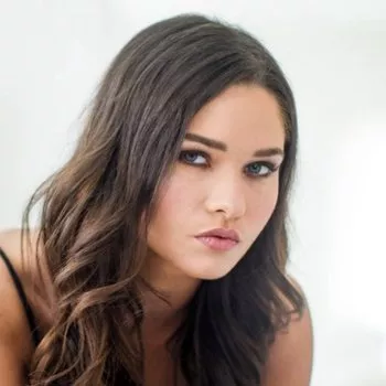 Actrita Zoe Bloom